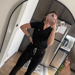 FIGS black scrub set